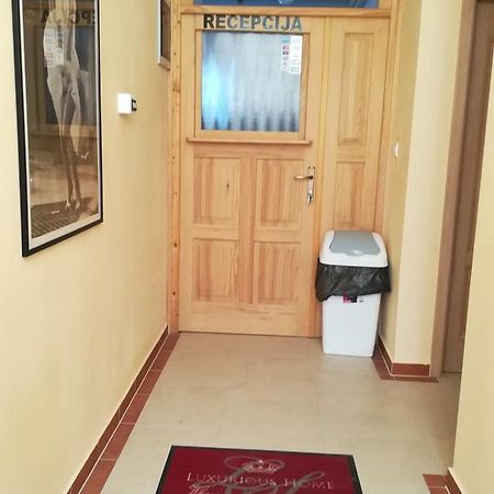 Cinema House Single & Double Rooms & Studio Apartments بولا المظهر الخارجي الصورة