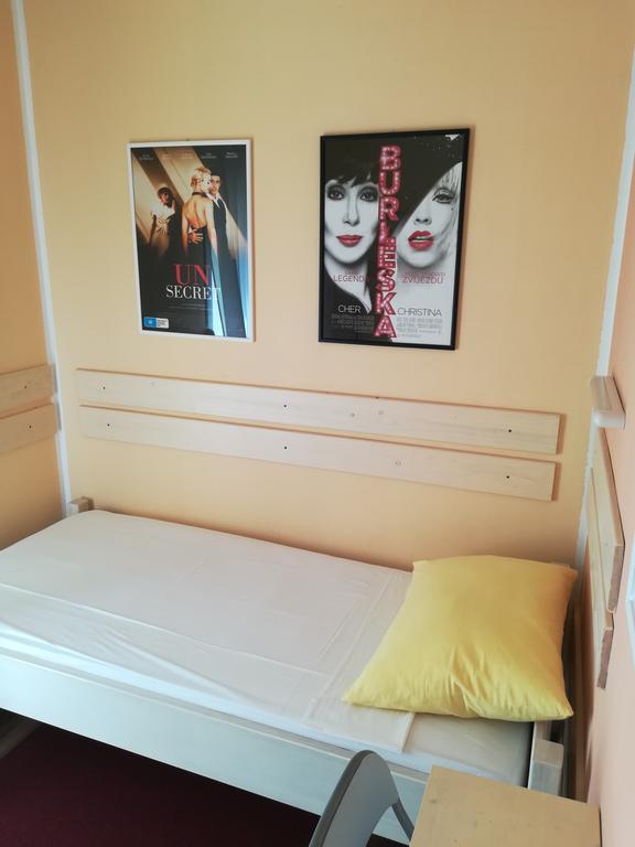 Cinema House Single & Double Rooms & Studio Apartments بولا المظهر الخارجي الصورة