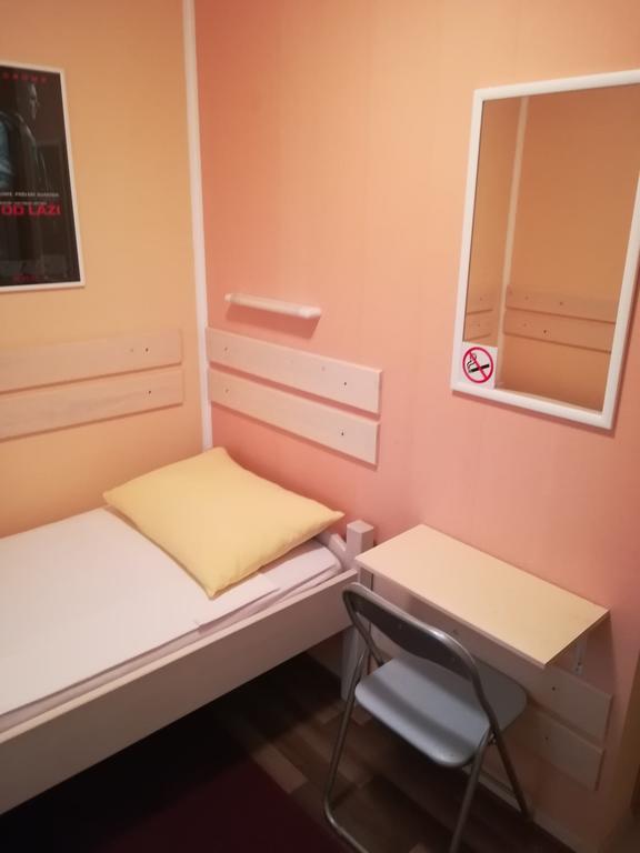 Cinema House Single & Double Rooms & Studio Apartments بولا المظهر الخارجي الصورة