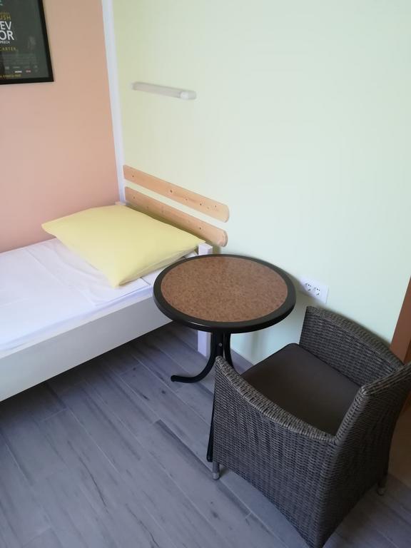 Cinema House Single & Double Rooms & Studio Apartments بولا المظهر الخارجي الصورة