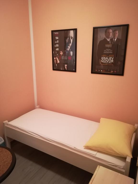Cinema House Single & Double Rooms & Studio Apartments بولا المظهر الخارجي الصورة
