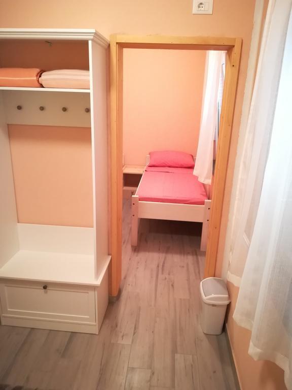 Cinema House Single & Double Rooms & Studio Apartments بولا المظهر الخارجي الصورة