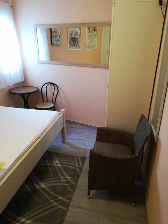 Cinema House Single & Double Rooms & Studio Apartments بولا المظهر الخارجي الصورة