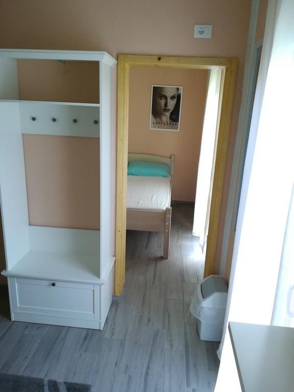 Cinema House Single & Double Rooms & Studio Apartments بولا المظهر الخارجي الصورة