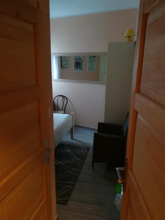 Cinema House Single & Double Rooms & Studio Apartments بولا المظهر الخارجي الصورة