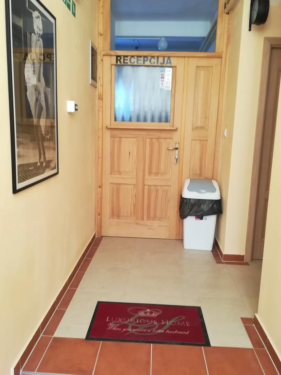 Cinema House Single & Double Rooms & Studio Apartments بولا المظهر الخارجي الصورة