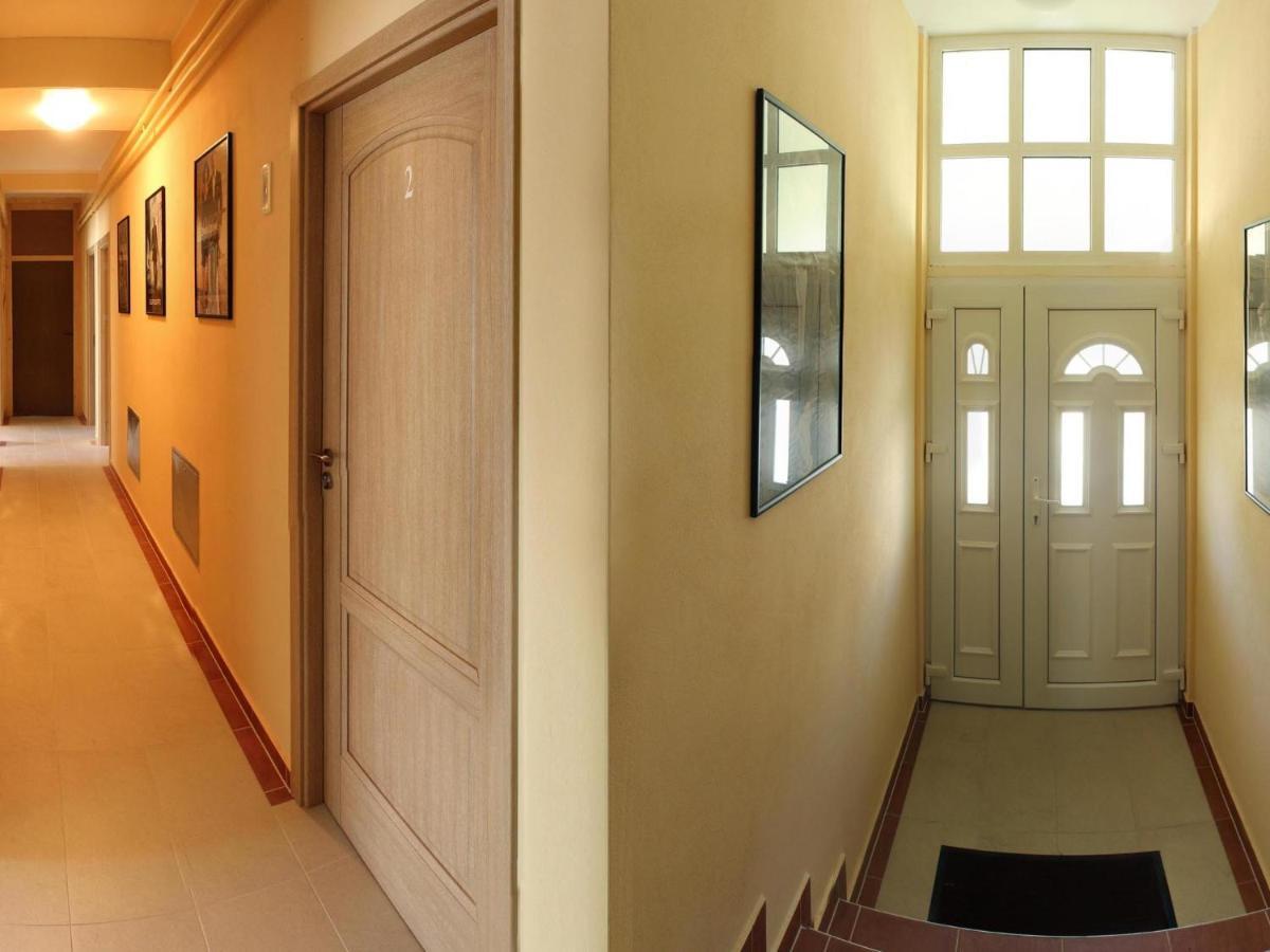 Cinema House Single & Double Rooms & Studio Apartments بولا المظهر الخارجي الصورة